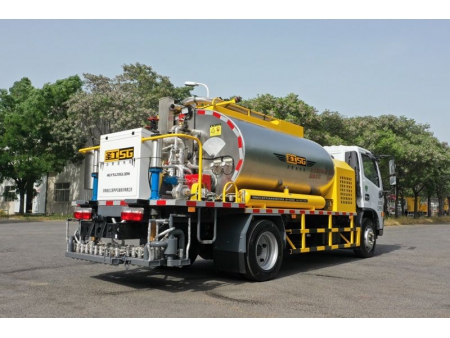 5000L Asphalt Distributor Truck with 26kW Auxiliary Engine