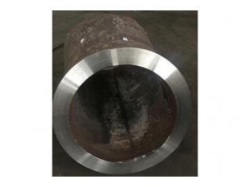 Thick-walled stainless steel pipe fittings for use in high-pressure environments