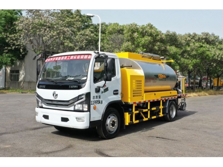 5000L Asphalt Distributor Truck with 26kW Auxiliary Engine