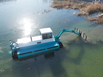 Water Cleaning Amphibious Vehicle