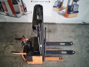 XE 1,000-2,000kg Electric Lift Stacker