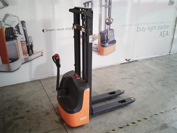 XEA 1,000-1,200kg Electric Lift Stacker