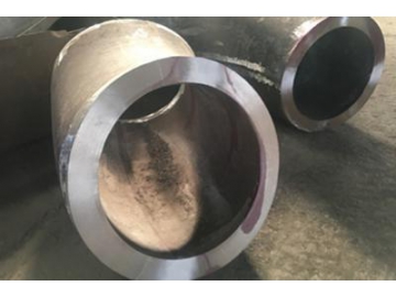 Thick-walled stainless steel pipe fittings for use in high-pressure environments