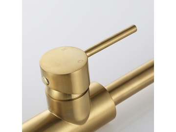 Single handle brushed gold kitchen faucet  SW-KF008