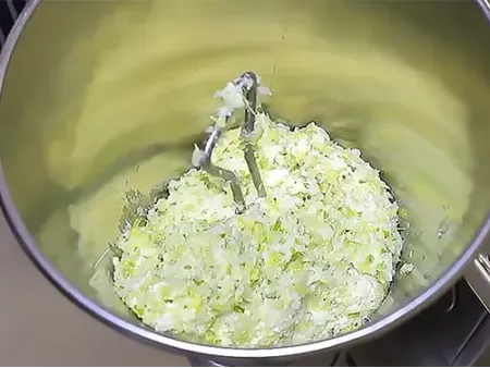 Automatic Dumpling Making Machine   (Stuffing Type)